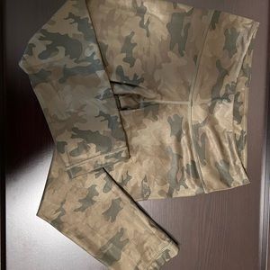 Lululemon camo cropped legging - size 6